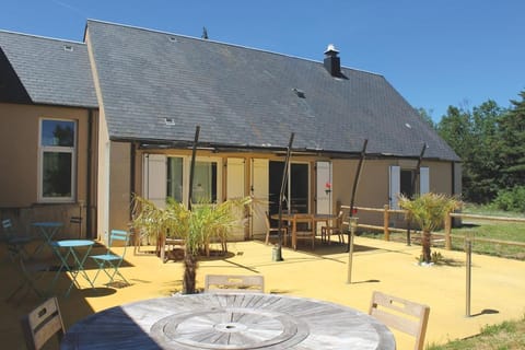 Property building, Patio, Dining area