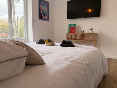 Bed, TV and multimedia, Photo of the whole room, Bedroom