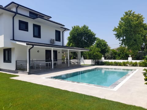 Property building, Day, Garden, Garden view, Pool view, Swimming pool