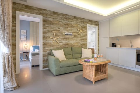 Kitchen or kitchenette, Living room, Seating area, Dining area, stove