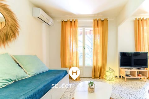 Communal lounge/ TV room, TV and multimedia, Seating area, air conditioner
