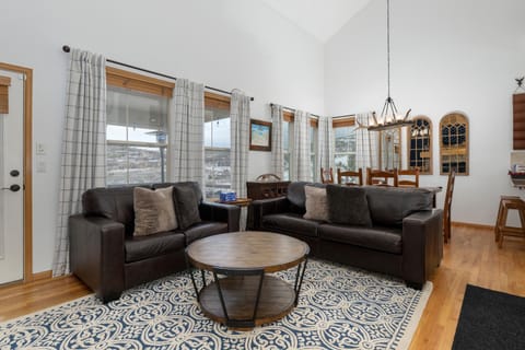 Day, View (from property/room), Living room, Mountain view, furniture