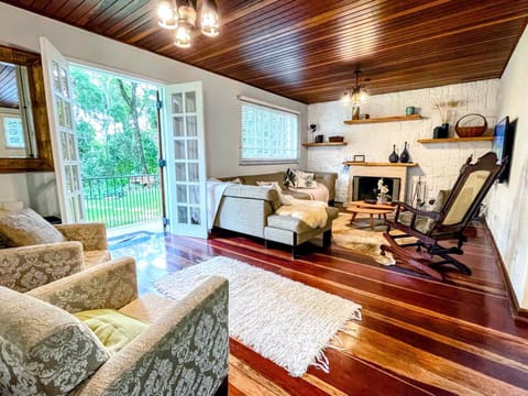 TV and multimedia, Living room, Seating area, Garden view, fireplace, pet friendly