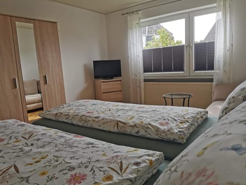 Bed, TV and multimedia, Photo of the whole room, Seating area, Evening entertainment, Bedroom, wardrobe