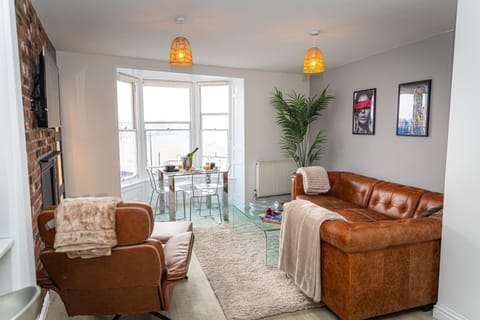 Living room, Seating area, Dining area, internet