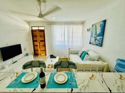 Communal lounge/ TV room, TV and multimedia, Seating area, Dining area