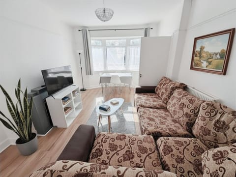 TV and multimedia, Seating area, Dining area