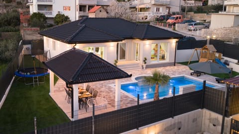 Property building, Patio, Day, Neighbourhood, Pool view, Street view, Swimming pool, Location, Parking, sunbed