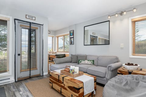 Living room, Seating area, furniture
