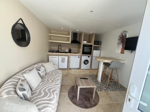 Kitchen or kitchenette, Seating area