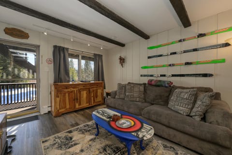 Day, Skiing, TV and multimedia, Balcony/Terrace, Living room, Seating area, furniture, towels