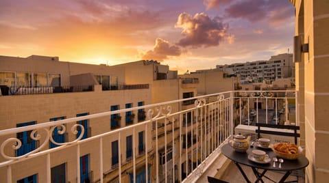 Patio, Day, Coffee/tea facilities, View (from property/room), Balcony/Terrace, Food and drinks, Dining area, Food, Breakfast, Continental breakfast, Drinks