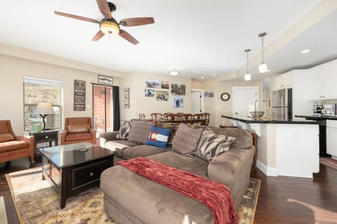 TV and multimedia, Kitchen or kitchenette, Living room, Seating area, Dining area, furniture