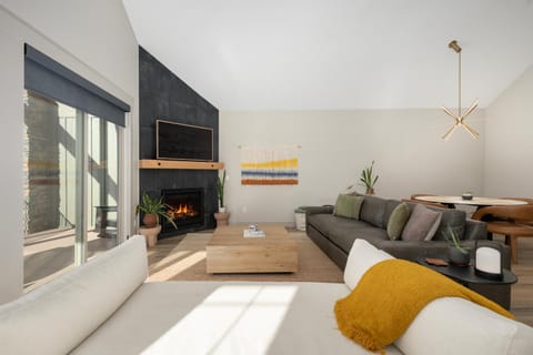 TV and multimedia, Living room, Seating area, Dining area, fireplace, furniture