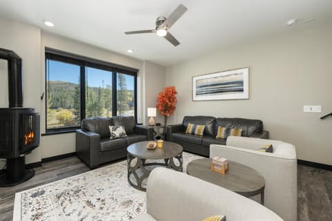 Day, View (from property/room), Living room, Autumn, Mountain view, fireplace, furniture