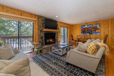 Day, TV and multimedia, Balcony/Terrace, Living room, Seating area, fireplace, furniture, heating