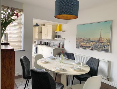 Kitchen or kitchenette, Seating area, Dining area