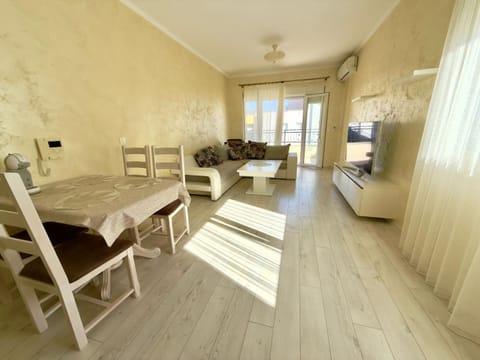 Kitchen or kitchenette, Living room, Dining area, oven