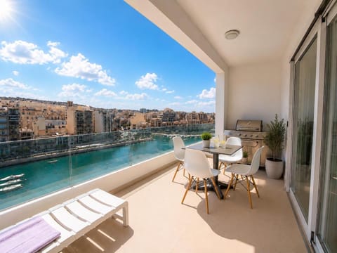 Property building, Day, Natural landscape, View (from property/room), Balcony/Terrace, Seating area, City view, Sea view