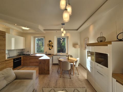 Kitchen or kitchenette, Seating area