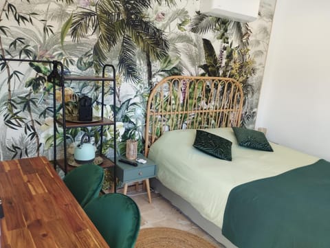 Bed, Photo of the whole room, Seating area