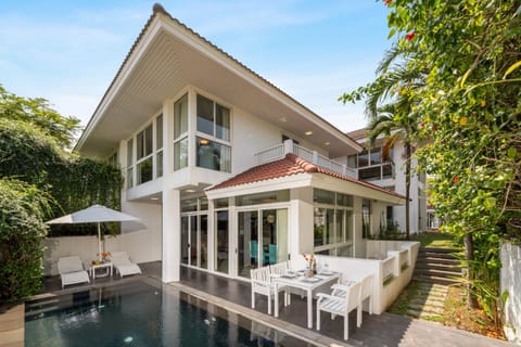 Property building, Patio, Day, Garden, Swimming pool, sunbed