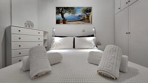 Bed, Photo of the whole room, Bedroom, cot, flat iron, internet, towels, wardrobe, air conditioner