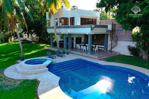 Property building, Garden, Pool view, Swimming pool, sunbed