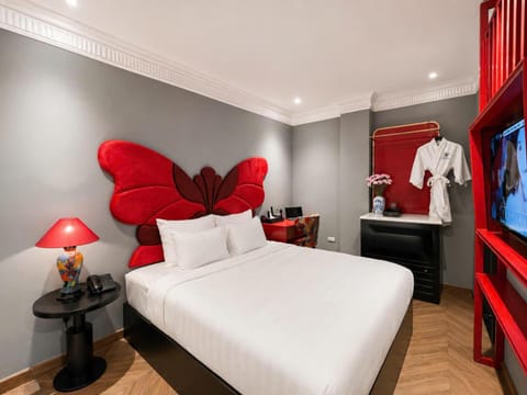 Communal lounge/ TV room, Bed, TV and multimedia, Living room, Photo of the whole room, Seating area, Evening entertainment, Bedroom, hair dresser