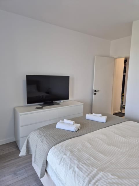 Bed, TV and multimedia, Bedroom