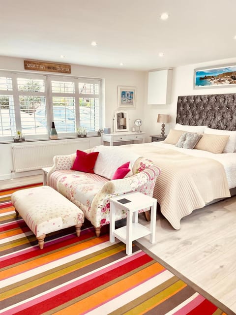 Bed, Seating area, Bedroom