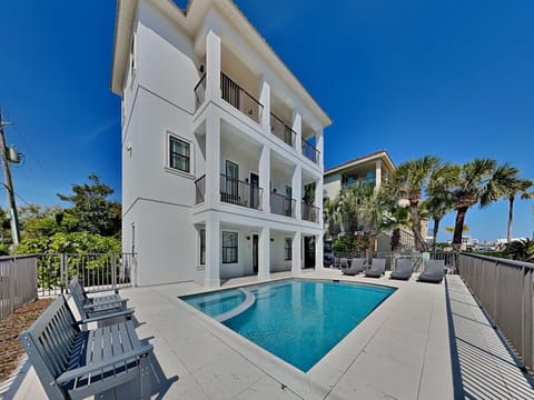 Property building, Neighbourhood, Balcony/Terrace, Swimming pool