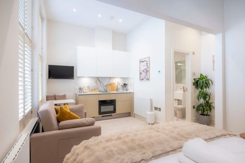 Bed, TV and multimedia, Kitchen or kitchenette, Bedroom