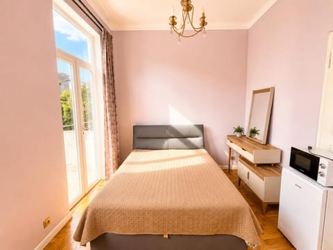 Communal lounge/ TV room, Bed, TV and multimedia, Photo of the whole room, Evening entertainment, Bedroom