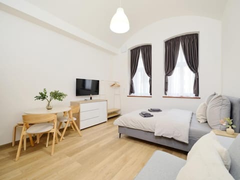 Bed, TV and multimedia, Seating area, Bedroom