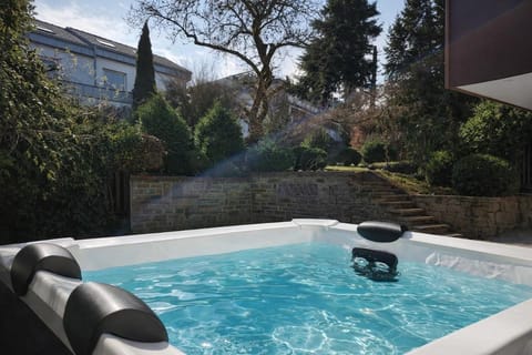 Garden, Hot Tub