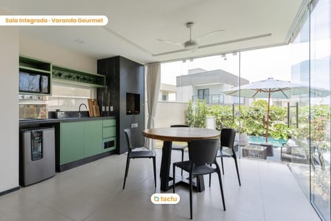 Balcony/Terrace, Seating area, Beach, Area and facilities