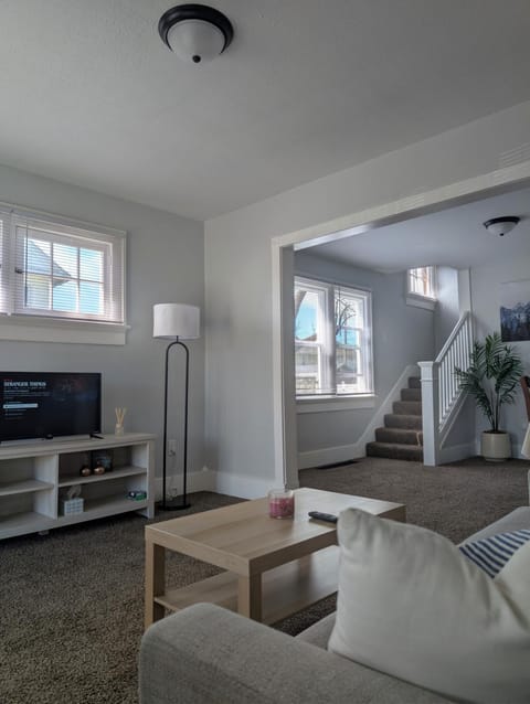 Communal lounge/ TV room, TV and multimedia, Living room, Seating area, Evening entertainment