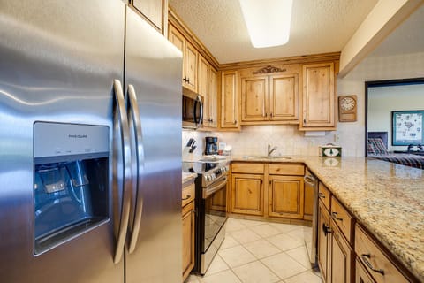 Coffee/tea facilities, Kitchen or kitchenette, furniture, microwave, kitchen