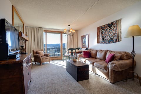 Day, TV and multimedia, View (from property/room), Balcony/Terrace, Living room, Seating area, Mountain view, fireplace, furniture