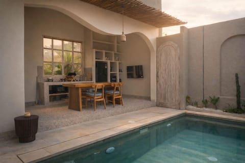 Communal lounge/ TV room, Day, Natural landscape, TV and multimedia, Dining area, Evening entertainment, Pool view, Swimming pool