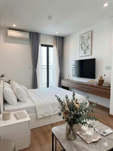 Bed, TV and multimedia, Bedroom
