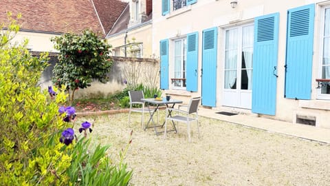 Property building, Day, Garden, Garden view