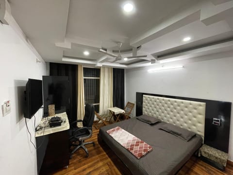 Communal lounge/ TV room, Bed, TV and multimedia, Living room, Seating area, Evening entertainment, Bedroom