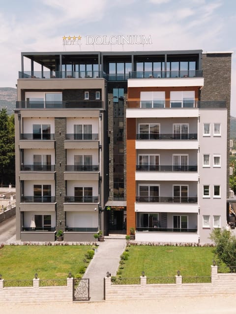 Property building, Day, Balcony/Terrace