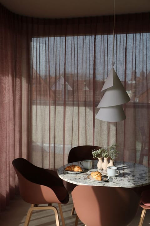 Living room, Food and drinks, Seating area, Dining area, Food