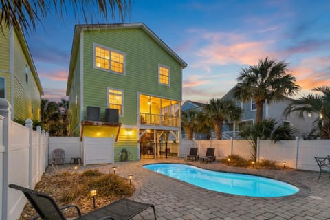Property building, Day, Natural landscape, Garden, Balcony/Terrace, Swimming pool, Sunset