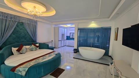 Bed, TV and multimedia, Photo of the whole room, Bedroom, Bath
