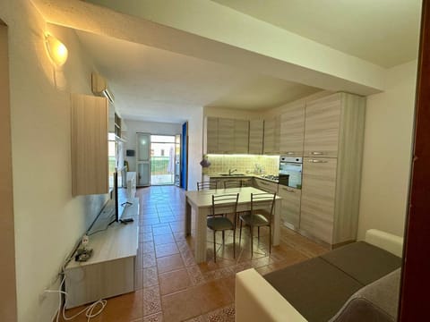 TV and multimedia, Kitchen or kitchenette, Living room, Seating area, Dining area, microwave, oven, air conditioner