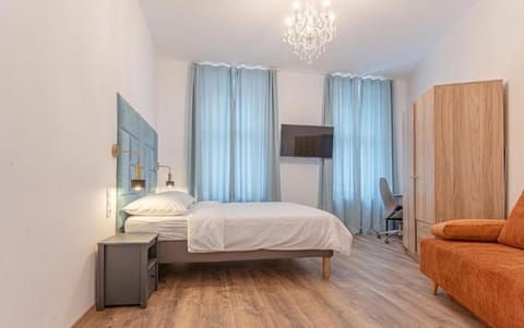 Property building, Bed, TV and multimedia, Seating area, Bedroom, wardrobe